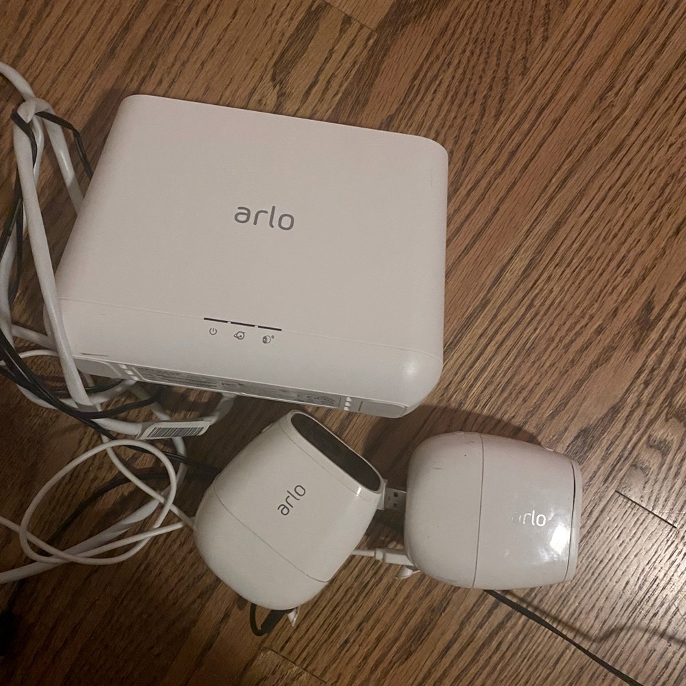 Arlo Pro 2 base station and 2 cameras